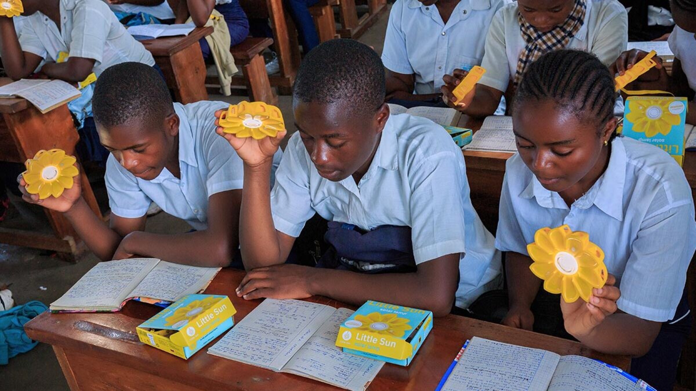 Schülerinnen und Schüler im Kongo mit Solarlampen
