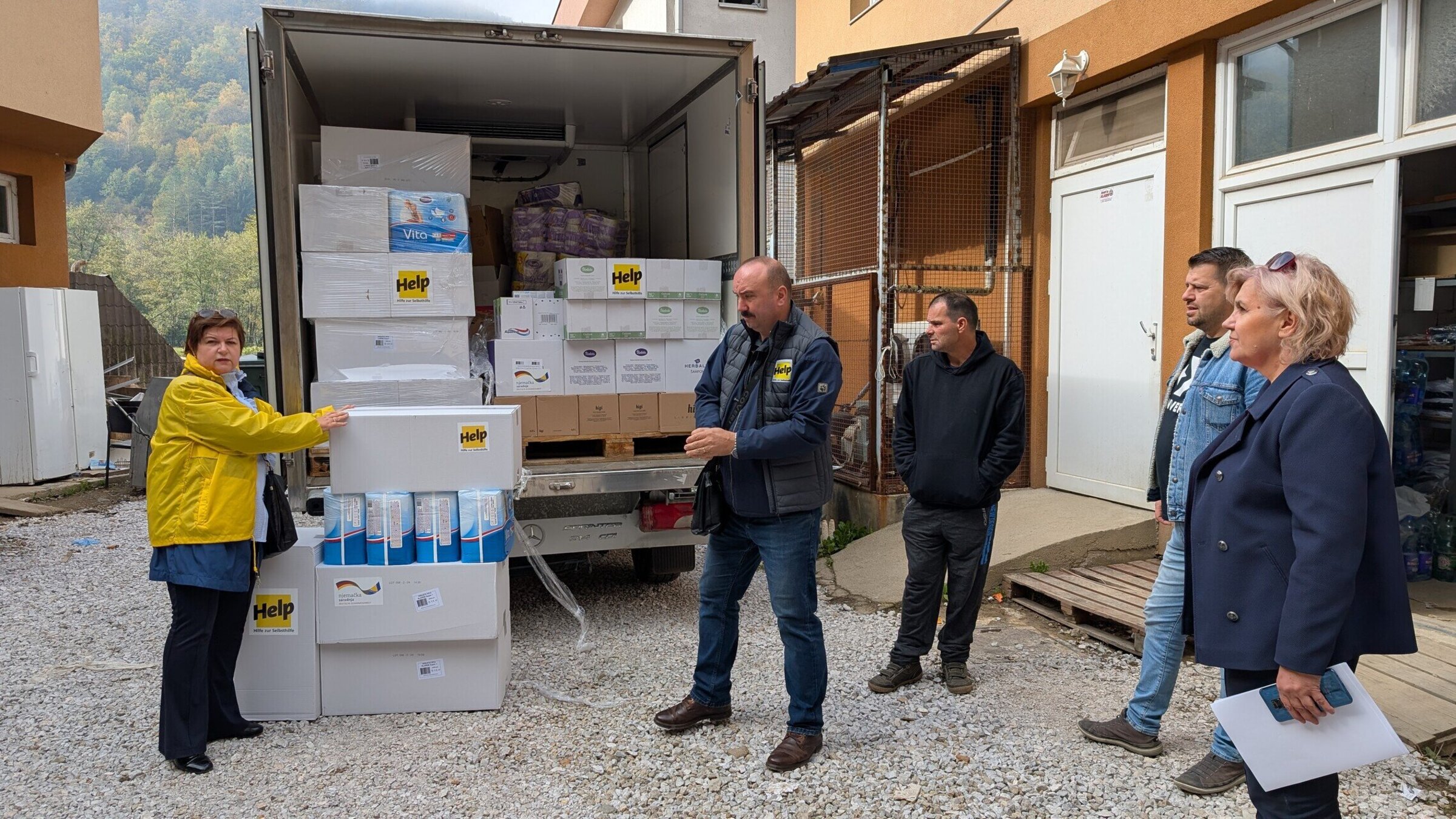 Help verteilt Hygieneartikel an Bewohner des Flutgebiets in Bosnien