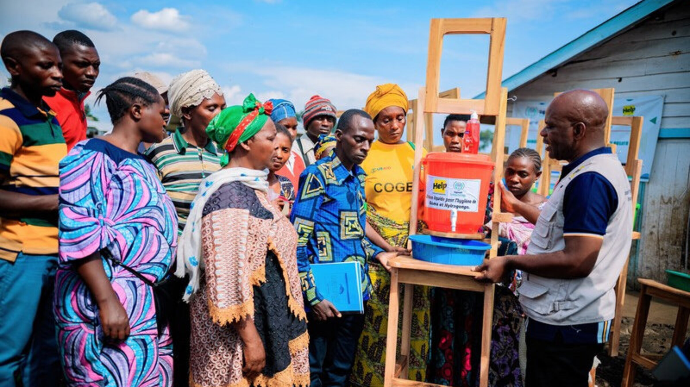 An employee of our partner organization in Congo conducts hygiene training in the Rusayo refugee camp