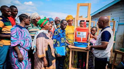 Ein Mitarbeiter unserer Partnerorganisation im Kongo führt eine Hygieneschulung im Flüchtlingscamp Rusayo durch