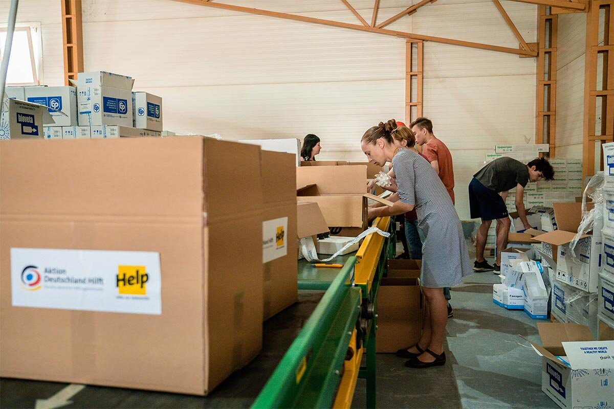 Helfer verpacken Medikamente für Tiere