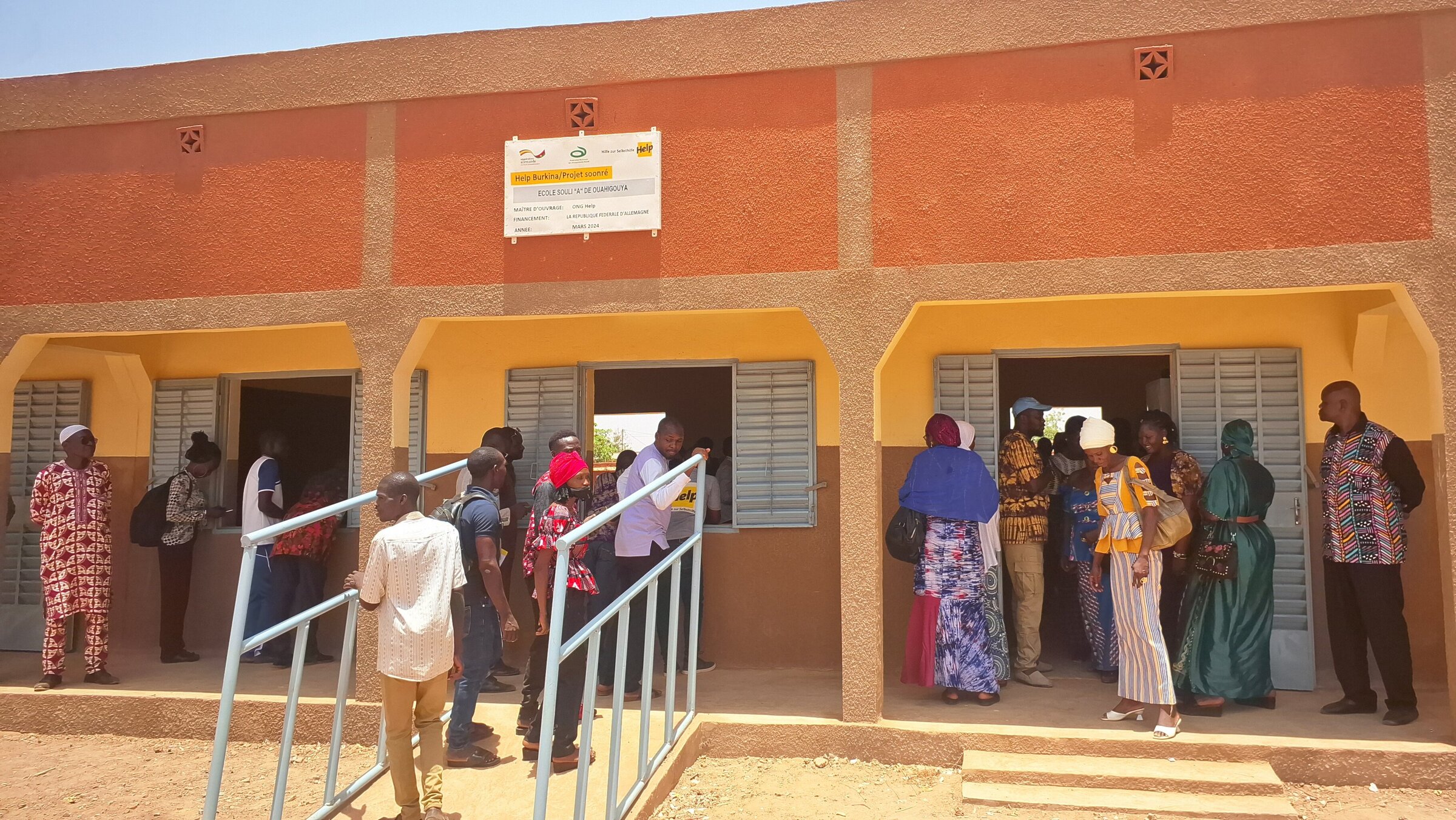 Außenansicht eines neuen Schulgebäudes in Ouahigouya, Burkina Faso