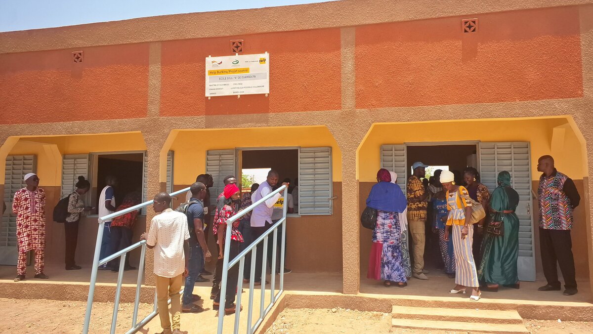 Außenansicht eines neuen Schulgebäudes in Ouahigouya, Burkina Faso
