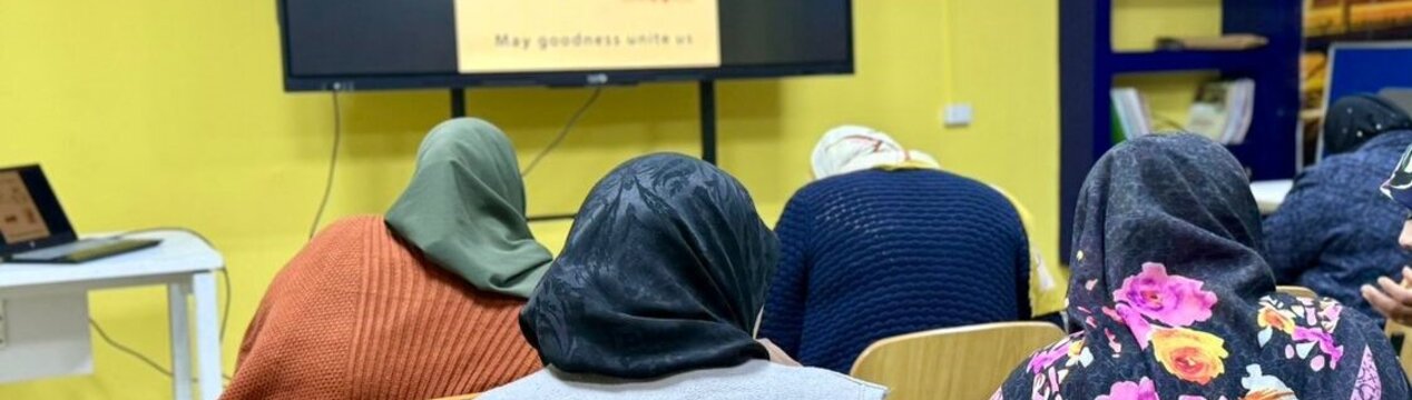 Libysche Frauen besuchen einen Englischkurs
