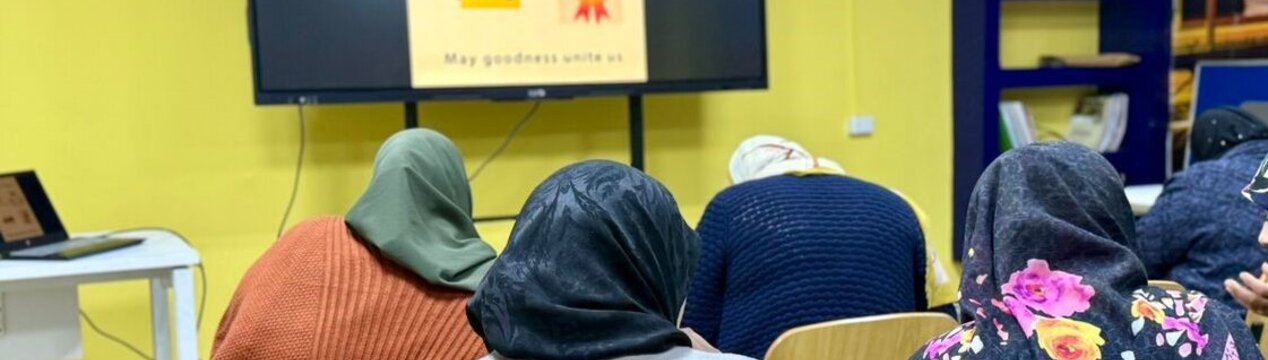 Libysche Frauen besuchen einen Englischkurs