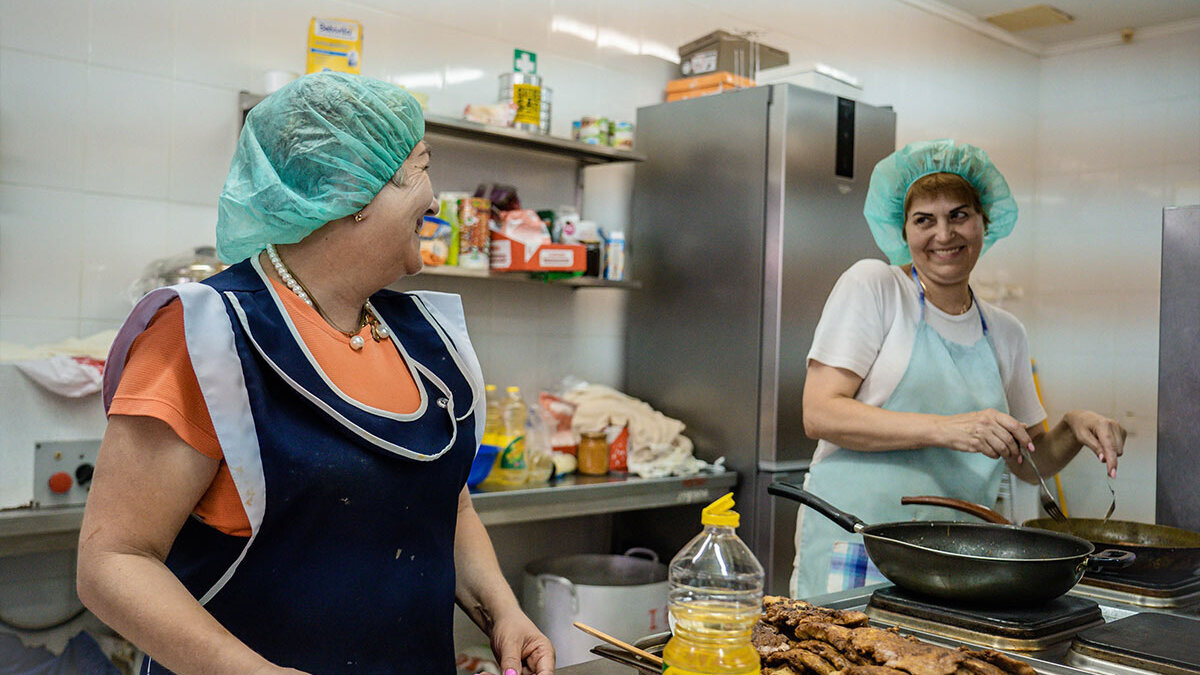 Zwei Frauen arbeiten in einer Suppenküche