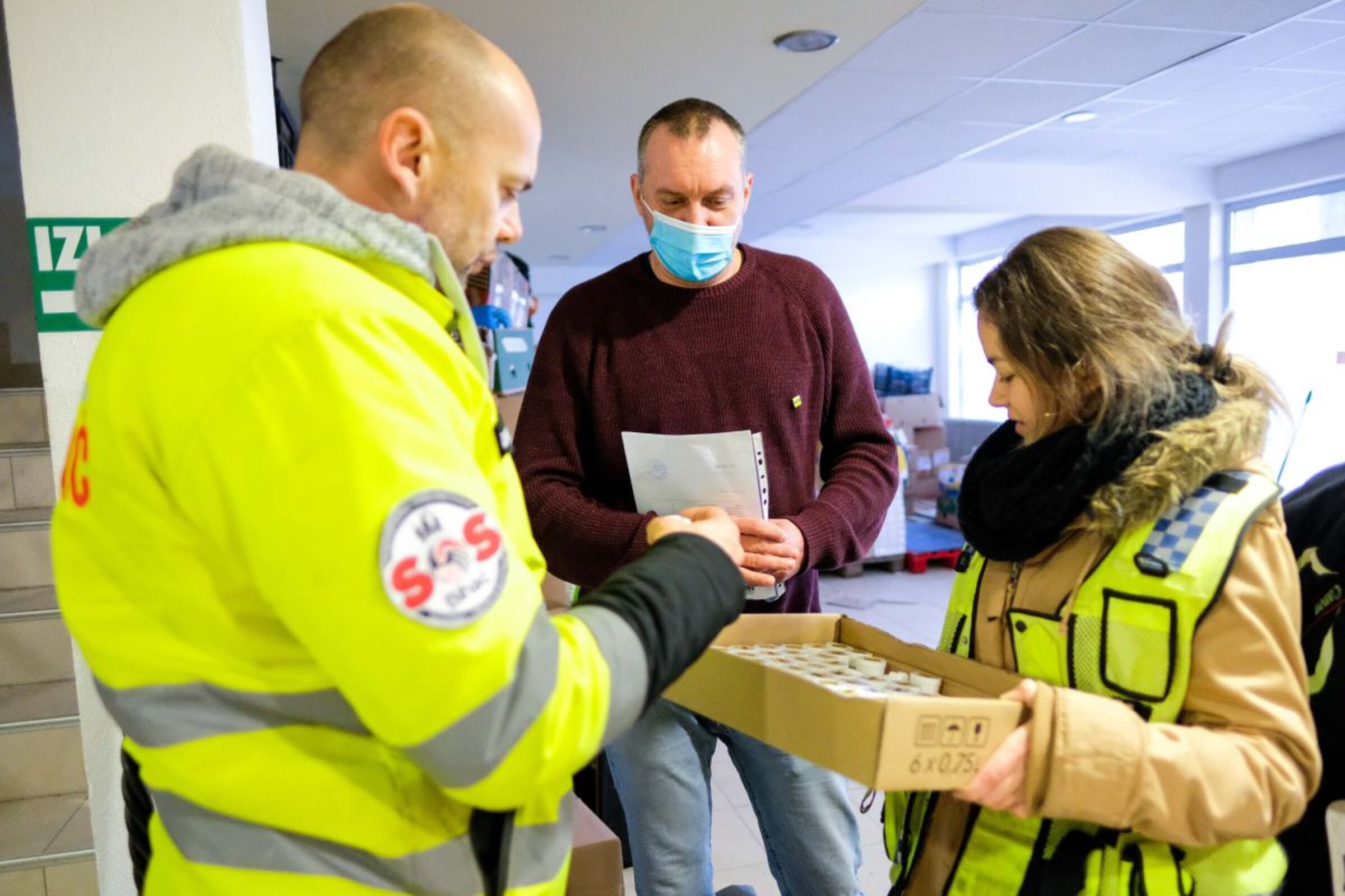 Übergabe von Hautcreme an unsere Partnerorganisation