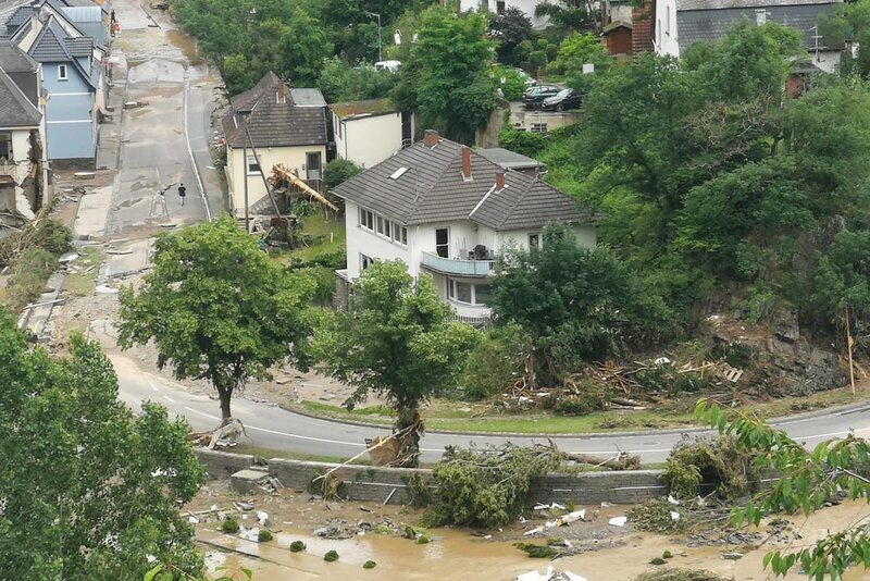 Eine Luftaufnahme zeigt das Ausmaß der Zerstörung in Altenahr nach der Hochwasser-Katastrophe.
