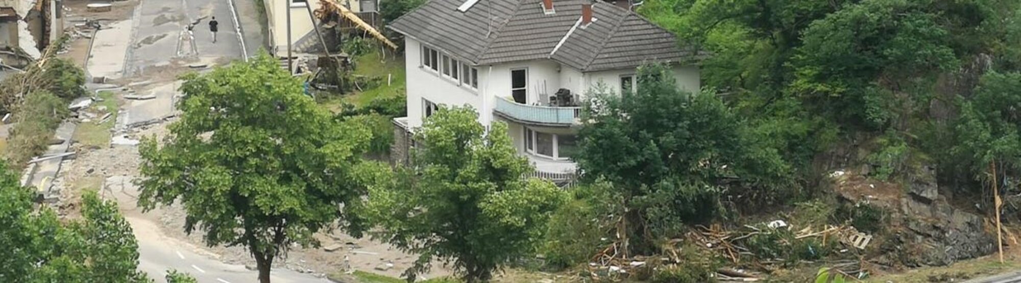 Eine Luftaufnahme zeigt das Ausmaß der Zerstörung in Altenahr nach der Hochwasser-Katastrophe.