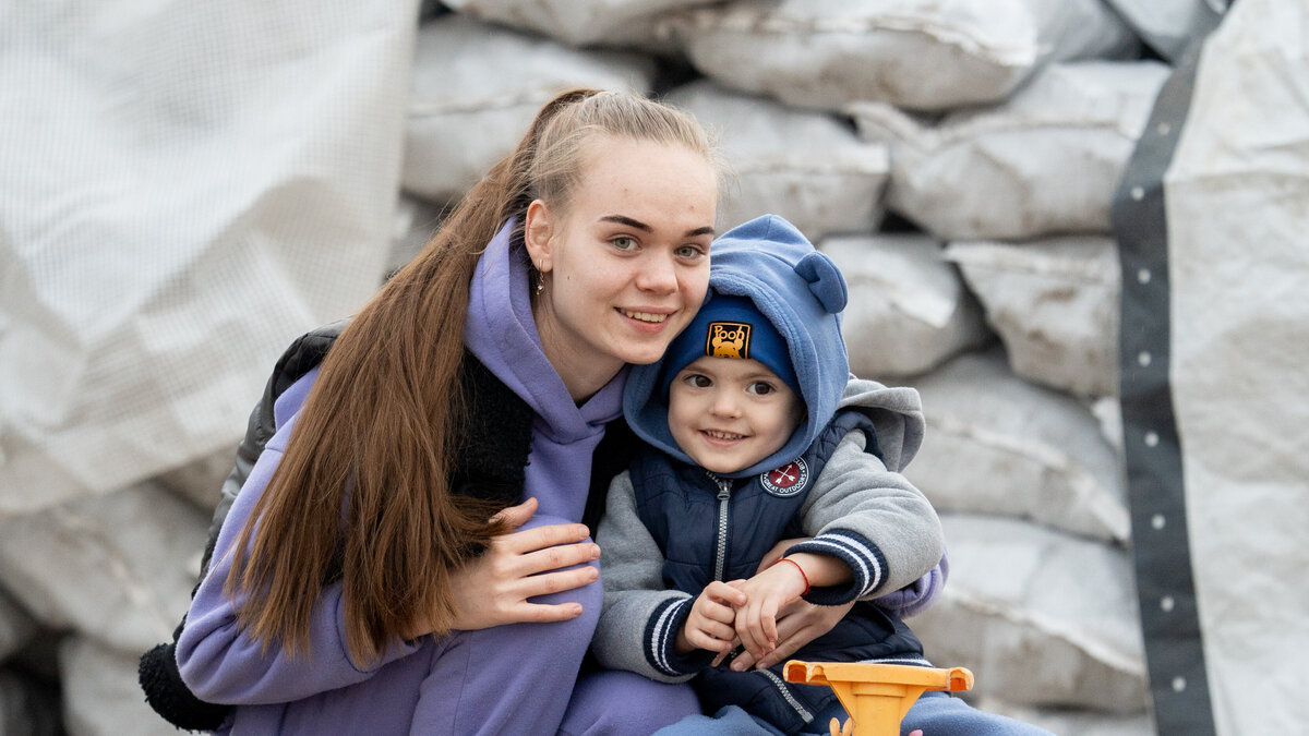 Viktoriia from Ukraine receives winter aid from Help