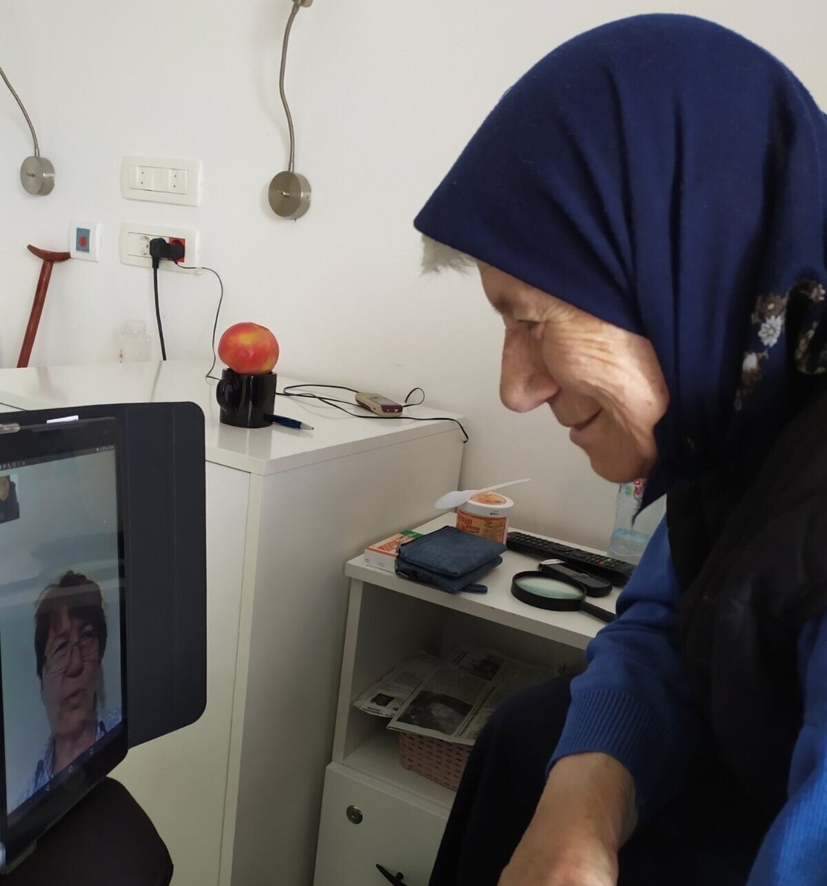 Spenden Südosteuropa: Unterstützung für ältere Menschen Spenden Südosteuropa: Help verteilte Tablets an Altenheime, damit die Bewohner mit ihren Familien Kontakt halten können