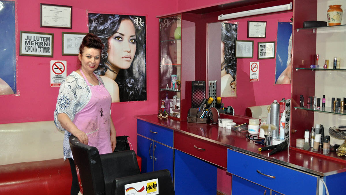 Eleni steht in ihrem Friseursalon in Albanien, den sie dank Help ausstatten konnte.