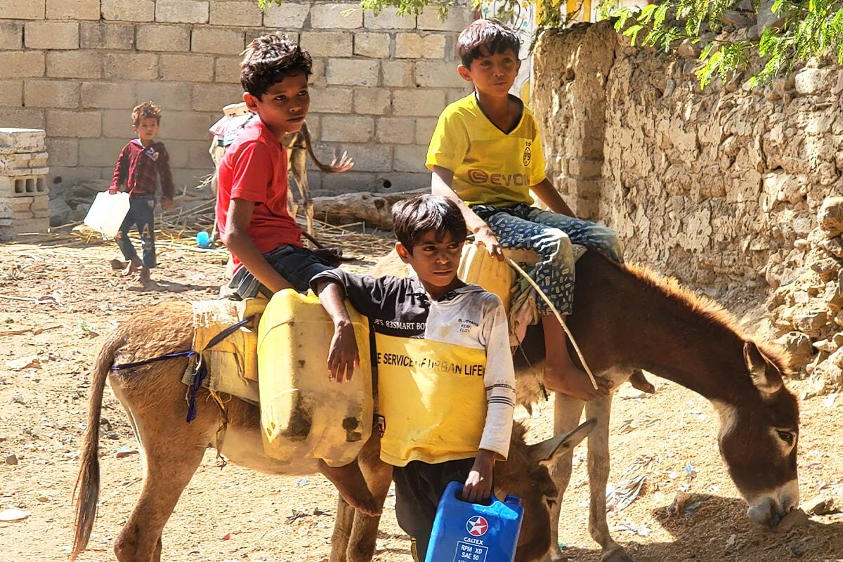 Kinder holen Trinkwasser