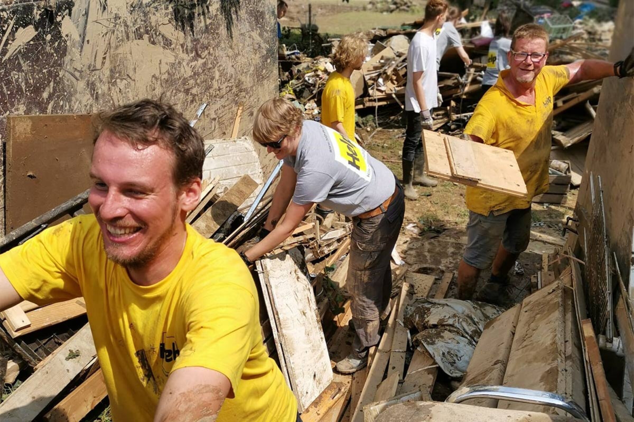Mitarbeiter:innen von Help unterstützen die Aufräumarbeiten in Sinzig nach der Hochwasser-Katastrophe