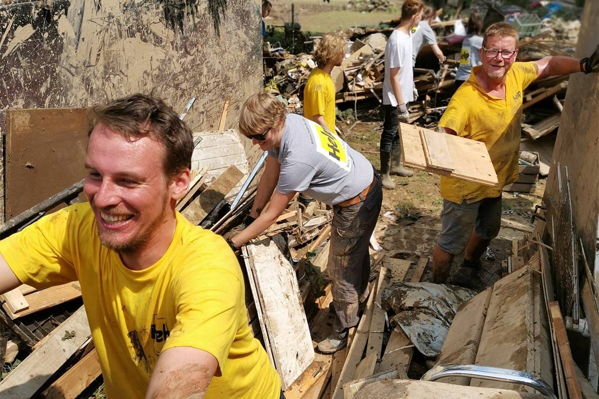 Mitarbeiter:innen von Help unterstützen die Aufräumarbeiten in Sinzig nach der Hochwasser-Katastrophe