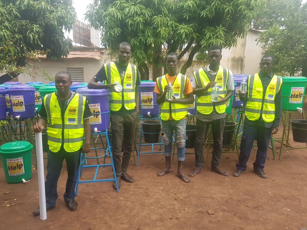Help-Mitarbeiter in Burkina Faso vor der Verteilung von Handwaschstationen