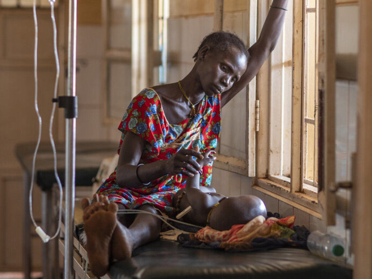 Mit Corona infizierte Frau in Afrika