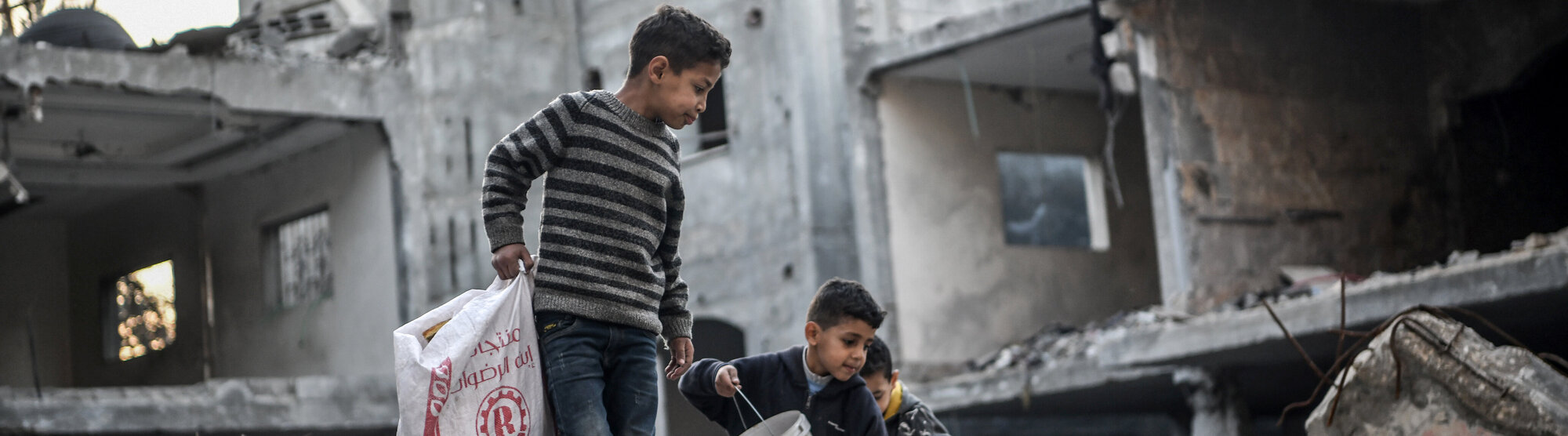 Gaza: Kinder vor Trümmern in Rafah