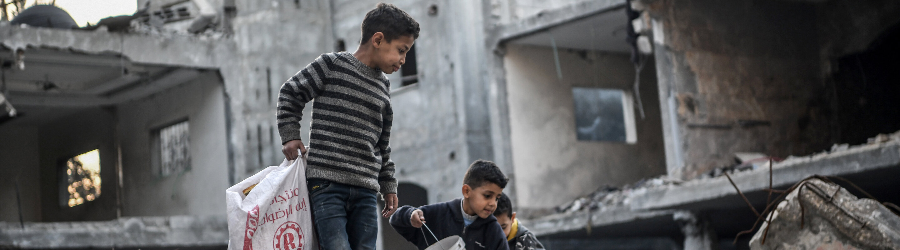 Gaza: Kinder vor Trümmern in Rafah