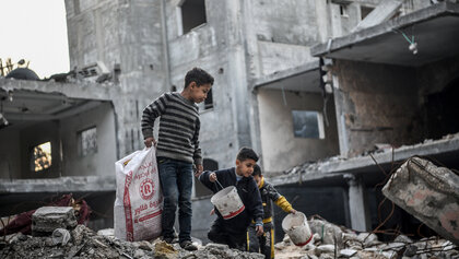 Gaza: Kinder vor Trümmern in Rafah