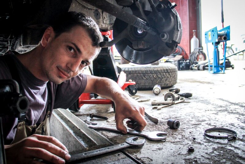 Von Help finanzierter Kfz-Mechaniker in Bosnien