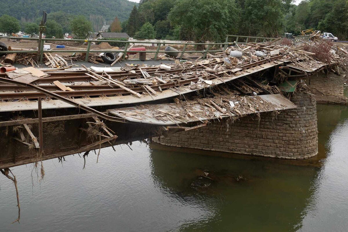 Eine vom Hochwasser zerstörte Brücke im Ahrtal