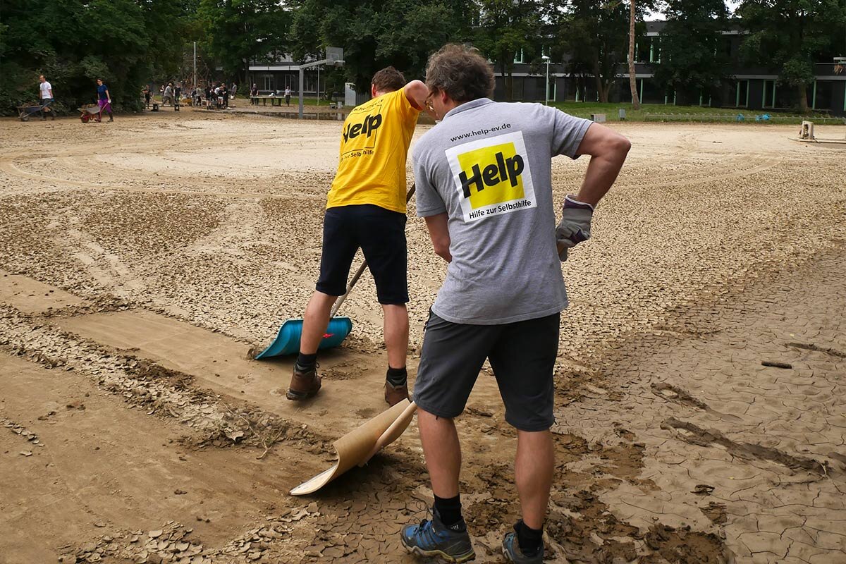Hilfsbereitschaft nach Hochwasser: Aufräumarbeiten nach der Flut