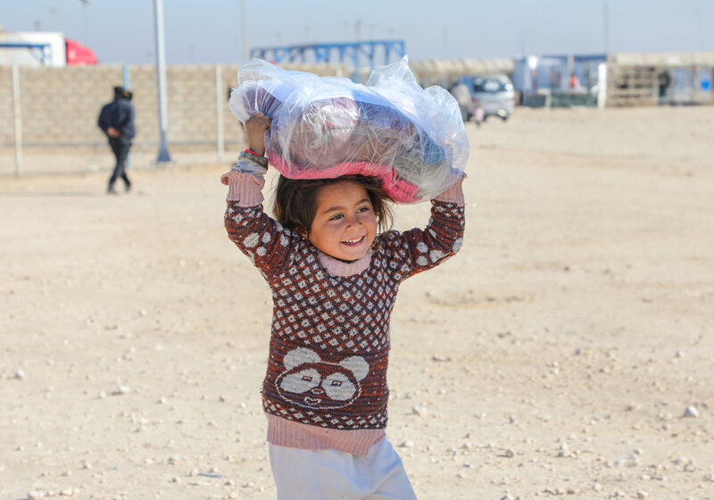 Syrisches Mädchen erhält Winterkleidung