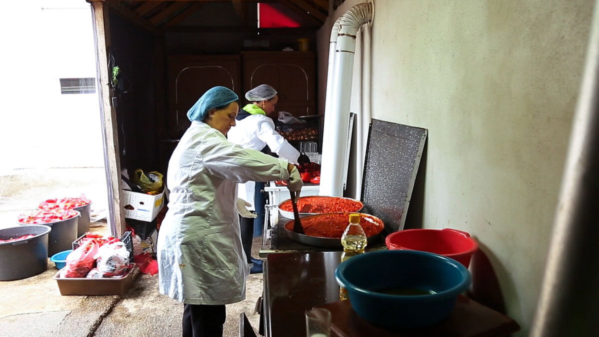Zwei Frauen bei der Herstellung von Ajvar