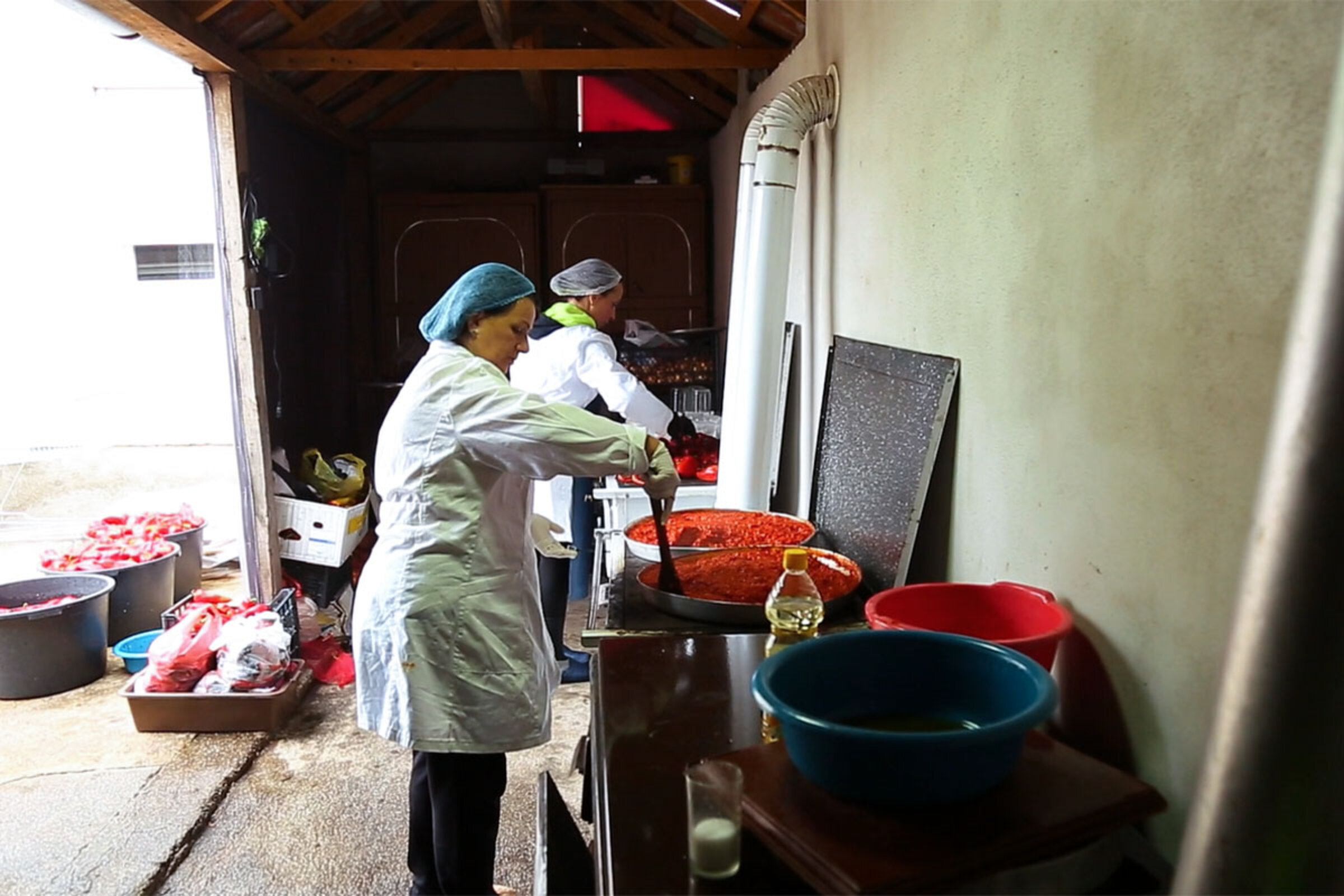 Zwei Frauen bei der Herstellung von Ajvar