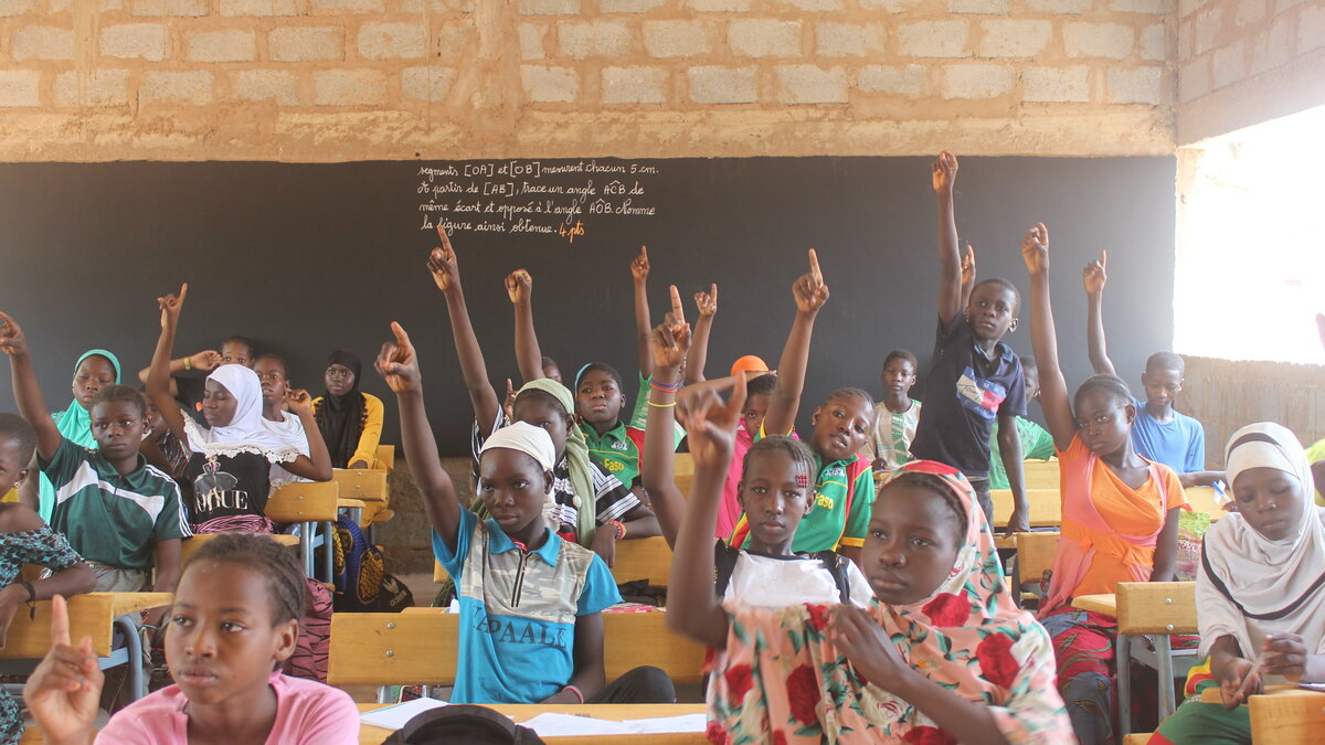 Eine neue Schule für Kinder in Burkina Faso Burkinische Schulkinder während des Unterrichts in ihrem neuen Klassenzimmer