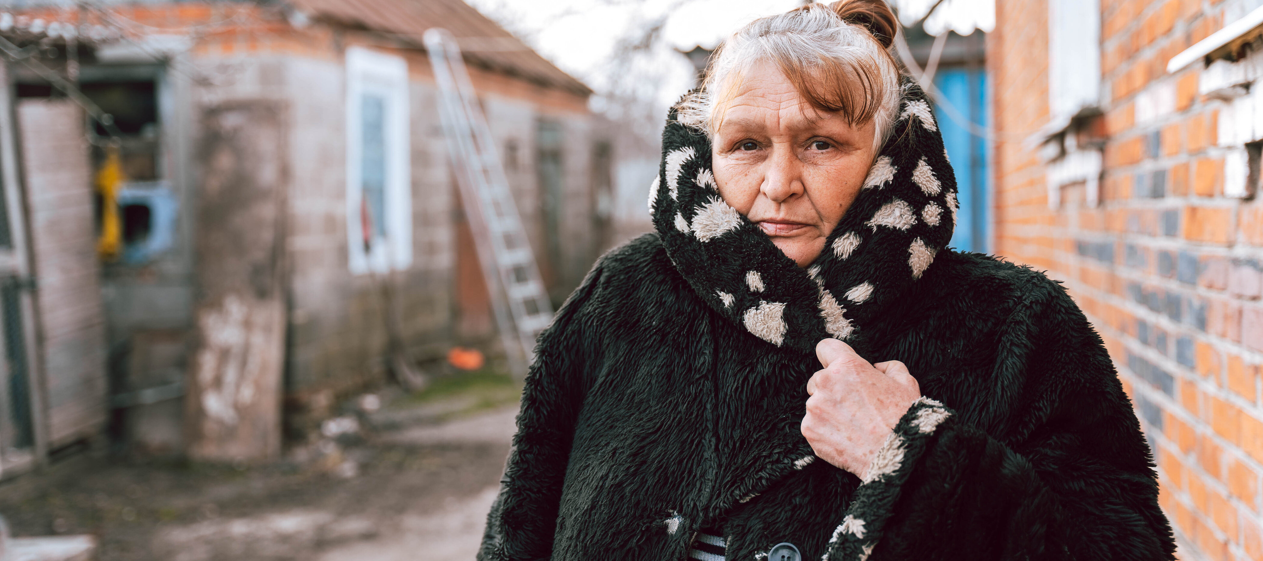 Eine ukrainische Frau in Winterkleidung blickt in die Kamera
