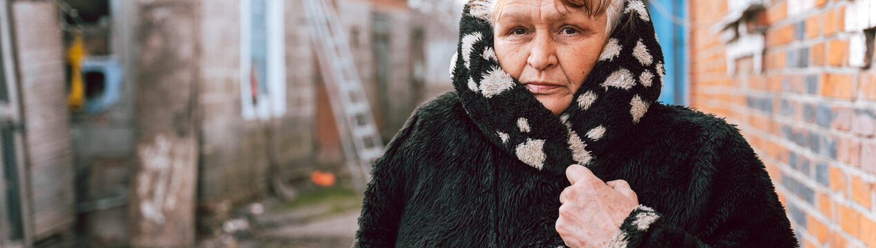 Eine ukrainische Frau in Winterkleidung blickt in die Kamera