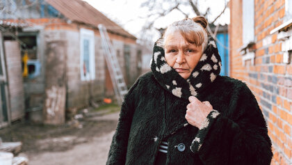Eine ukrainische Frau in Winterkleidung blickt in die Kamera