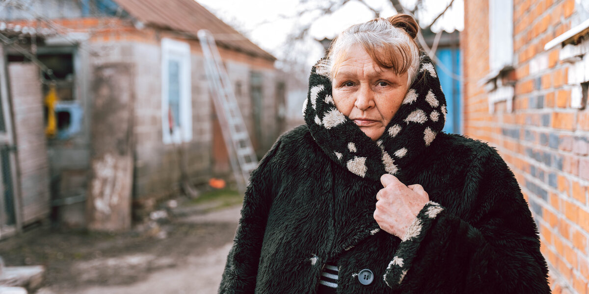 Eine ukrainische Frau in Winterkleidung blickt in die Kamera