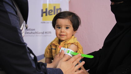 Ein syrisches Kleinkind bekommt den Oberarmumfang gemessen