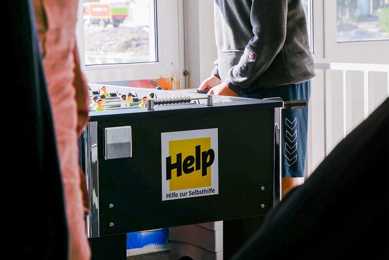 Zwei Jugendliche spielen Kicker