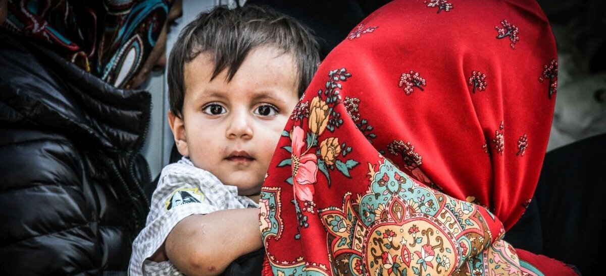 Flüchtlinge in Serbien unterstützen Flüchtlingskind in Serbien
