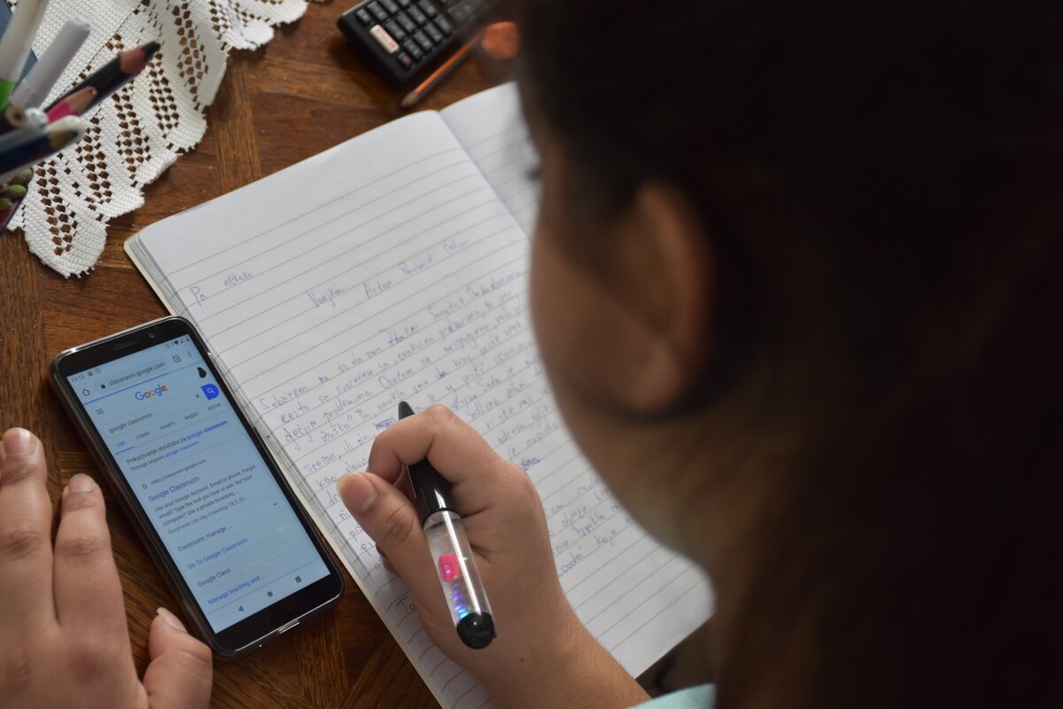 Spenden Südosteuropa: Jasmina kann endlich wieder lernen Spenden Südosteuropa: Jasmina bekam von Help ein Handy mit Internetzugang, damit sie am Online-Unterricht teilnehmen kann