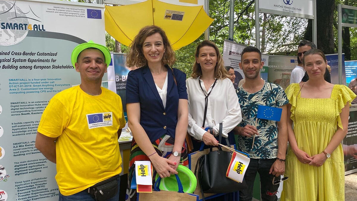 Menschen am Help-Infostand in Podgorica