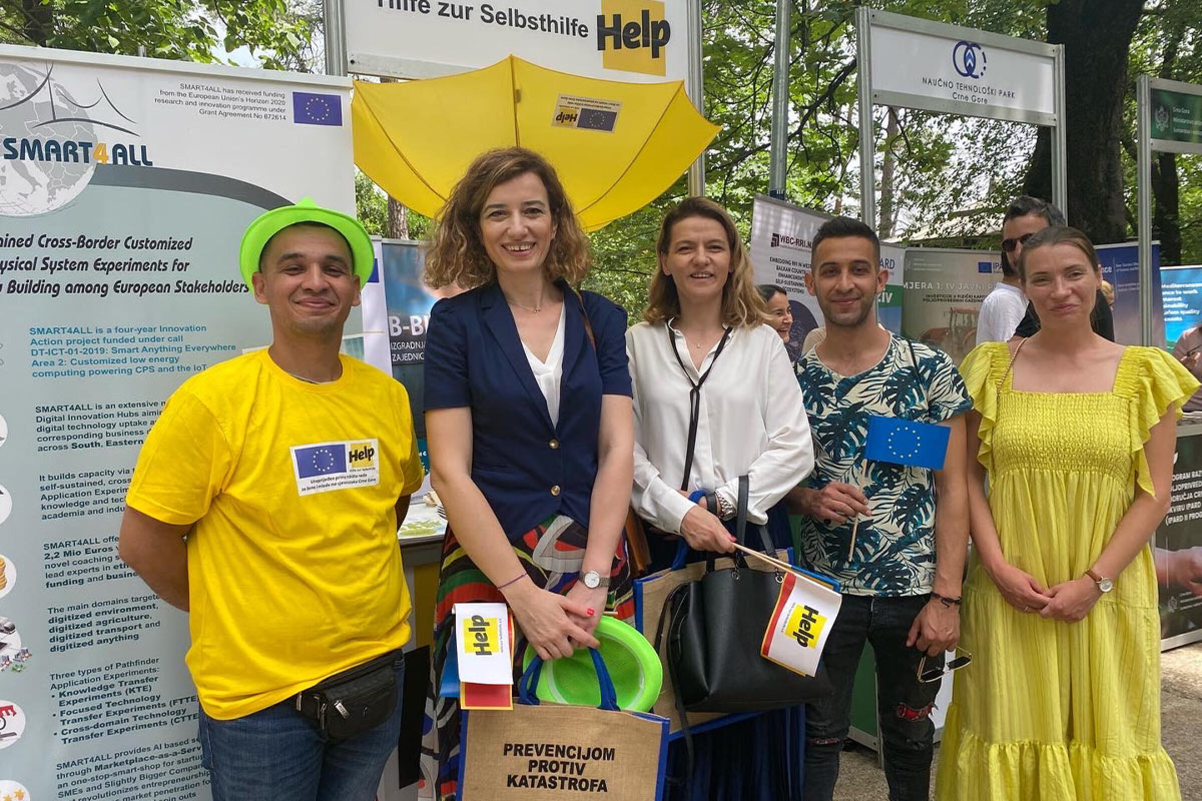 Menschen am Help-Infostand in Podgorica